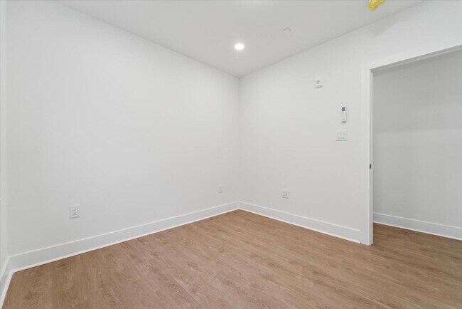 Building Photo - 812 W Roosevelt Blvd