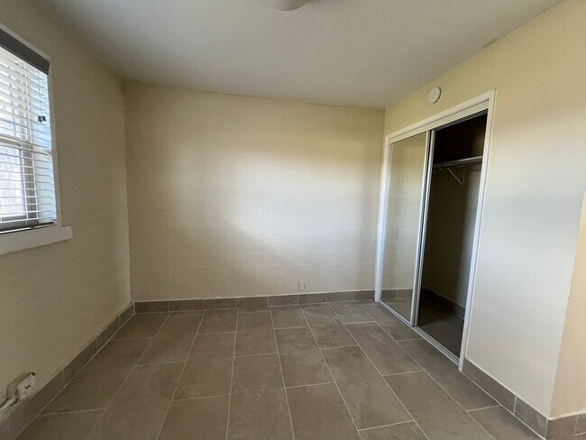 Building Photo - 175 Johnston Dr B