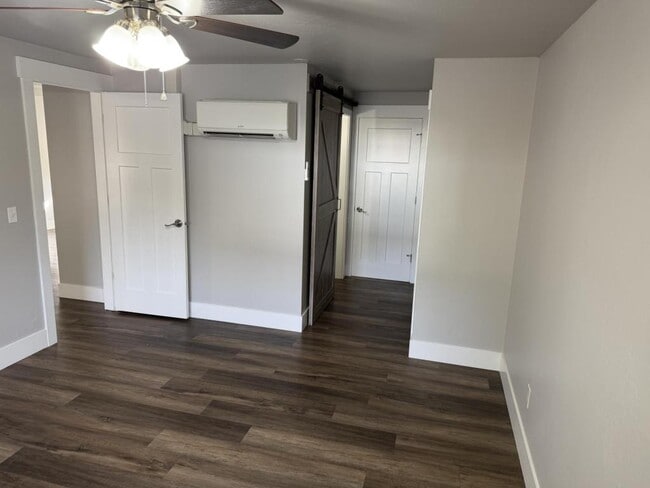 Building Photo - 908 E Violet Ave