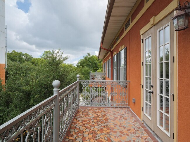 Building Photo - Jackson Square - Remodeled 2 Bedroom, 2 Bathroom Condo