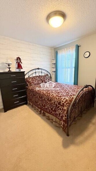 Building Photo - 10740 Town Square Dr NE