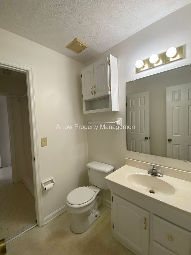 Building Photo - 2 Bedroom / 2.5 Bathroom / Amenities Include Pool & Tennis Courts / Assigned Parking / Minutes to...