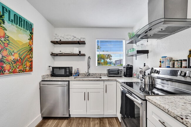 Building Photo - 311 SE 3rd Ave