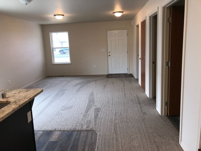 Building Photo - Newer Construction Duplex!!