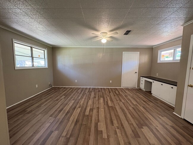 Building Photo - Gorgeous 4 bedroom/1 bath with Central Air and Heat!