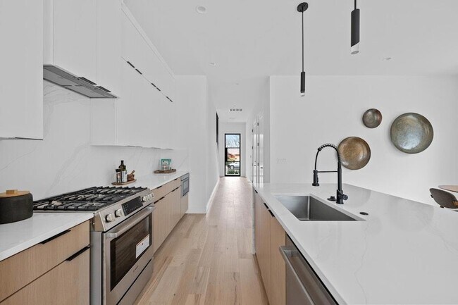Building Photo - 1409 Valleyridge Dr