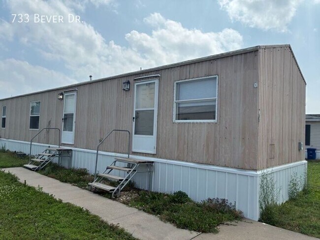 Building Photo - 733 W Bever Dr