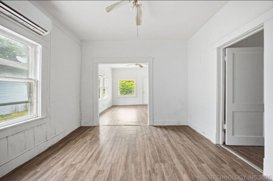 Building Photo - 908 N Collins Ave