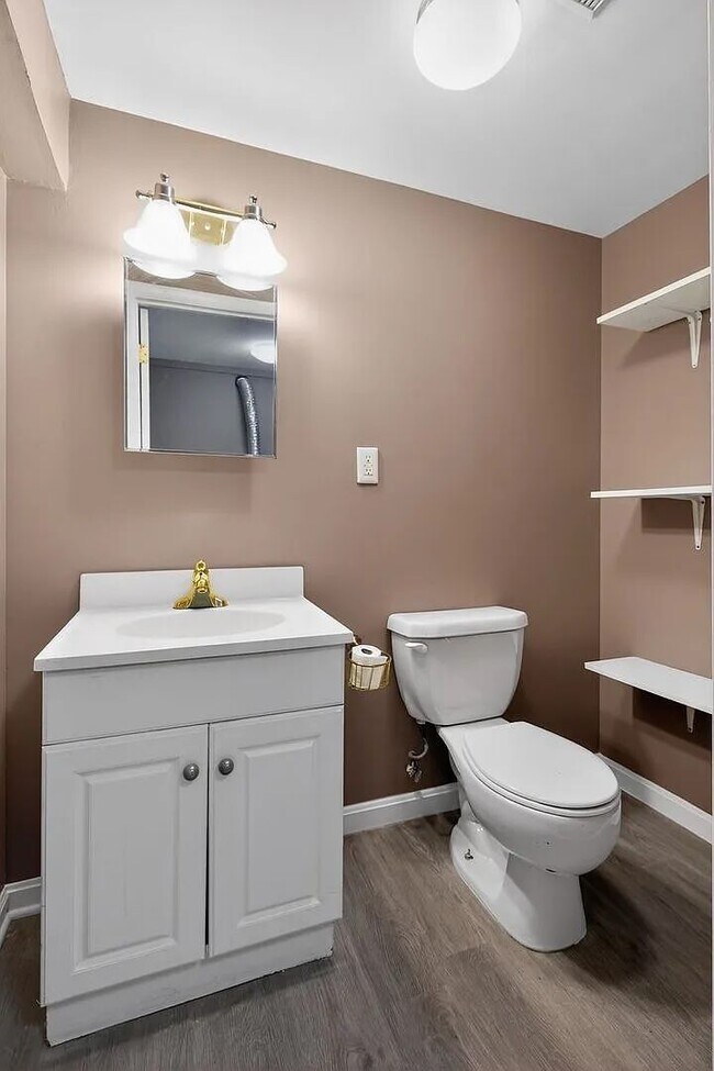 Building Photo - Spacious Townhome with driveway