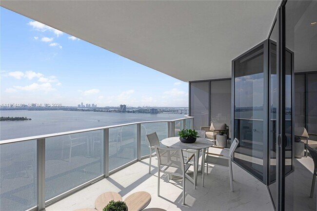 Building Photo - 700 NE 24th St