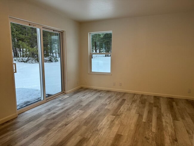 Building Photo - 2 bedroom 2 bath cabin close to hiking and biking trails