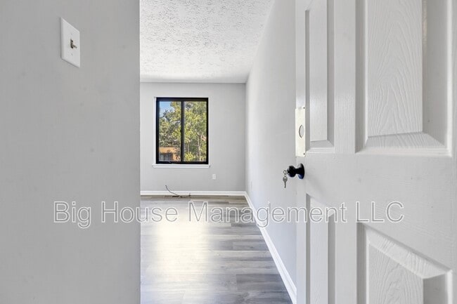 Building Photo - 9 Kings Wharf Pl