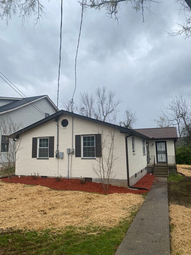 Building Photo - Great Location-2 Bedroom Duplex Now Availa...