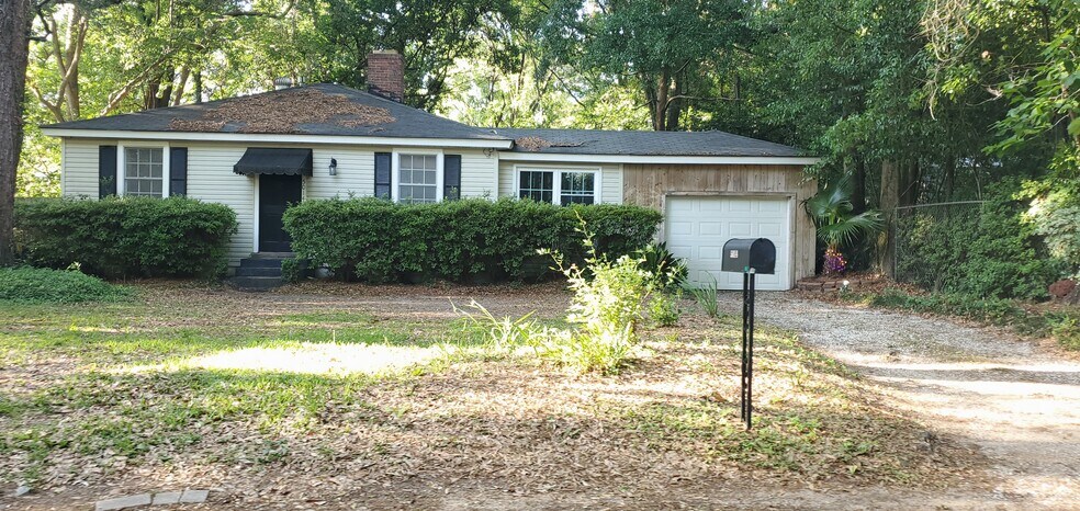 Front of main house - 5014 Hillwood Cir S