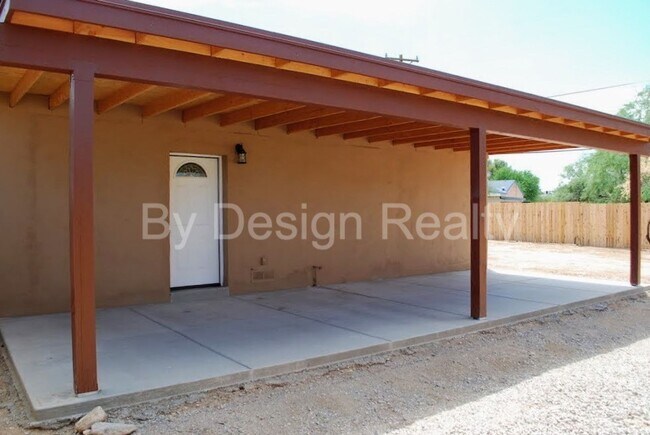 Building Photo - Recently Updated - 3 Bed 2 Bath - Large Ga...
