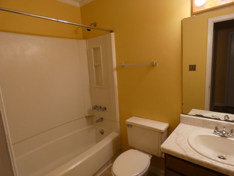 Building Photo - 3605 Pine Knoll Dr
