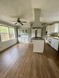 Building Photo - 23349 Hedge Ln