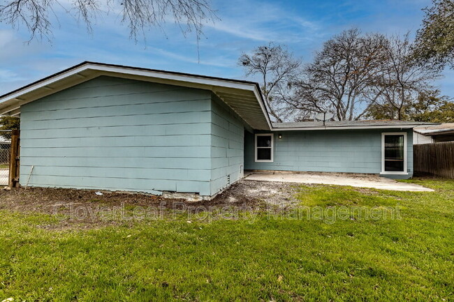 Building Photo - 1002 Sumner Dr