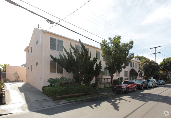 Building Photo - 402 Pier Ave
