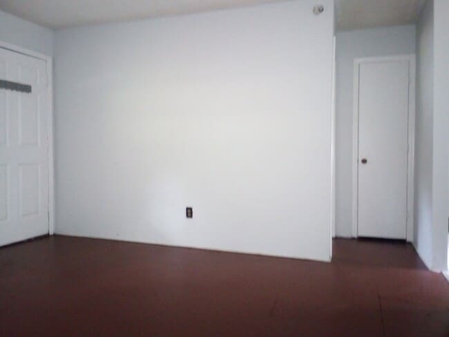Building Photo - 3 Bedroom 1 Bathroom