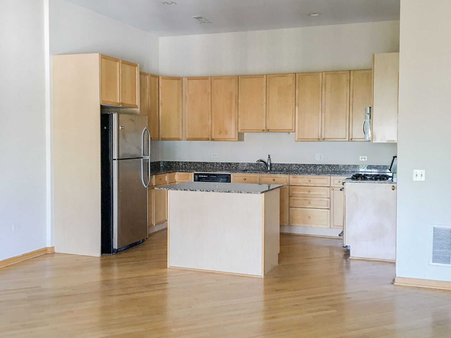 Building Photo - 2743 N Southport Ave