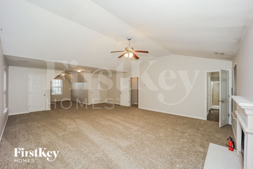 Building Photo - 5190 Upper Elm St