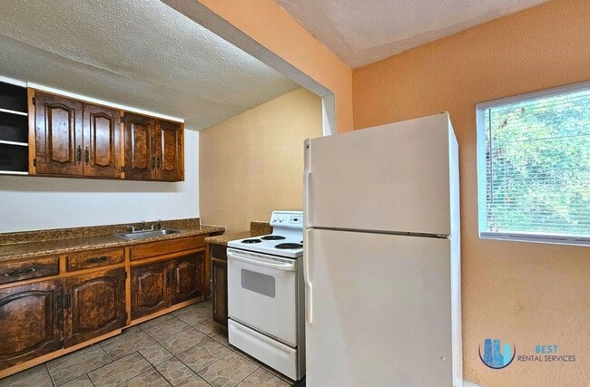 Building Photo - Rare flexible commercial space available for monthly lease on busy Combee Road