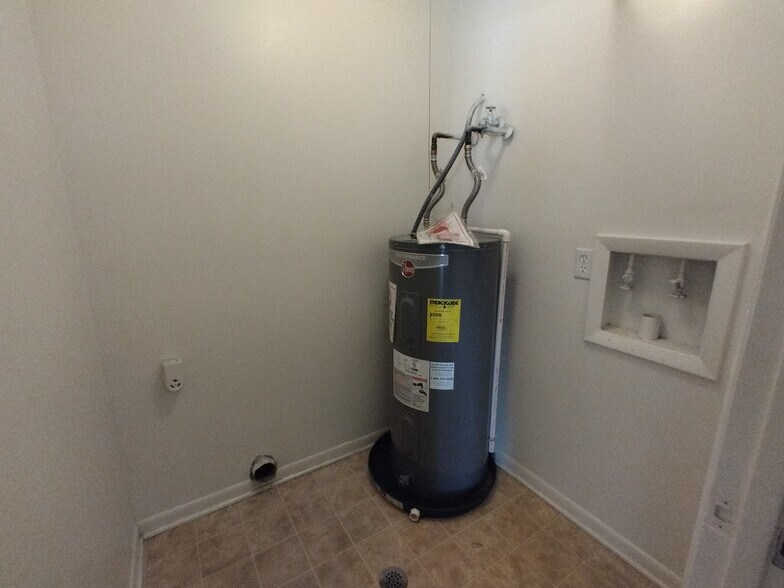 Building Photo - 600 Reusens Rd