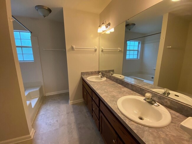 Building Photo - 3466 Hyde Park Way