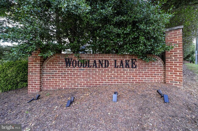 Building Photo - 6207 Woodland Lake Dr