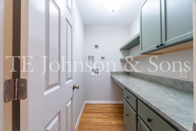 Building Photo - Spacious 5 Bedroom Home in the Heart of Sherwood Forest