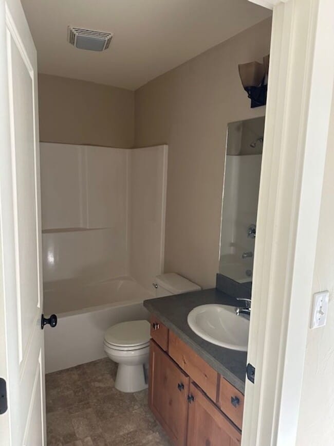 Building Photo - Townhouse