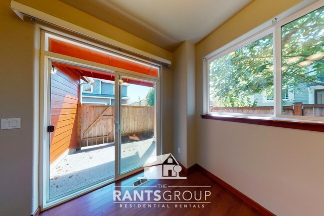 Building Photo - Fantastic Puyallup Neighborhood! Easy Commute to JBLM!