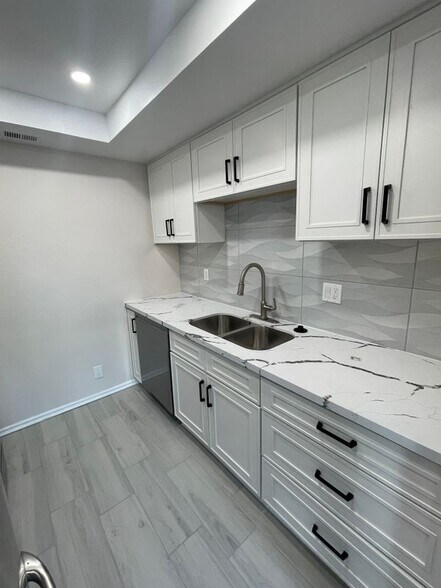 Building Photo - 228 S Esplanade St