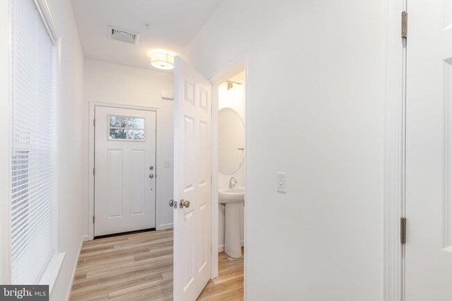 Building Photo - 7841 Briarwood Dr