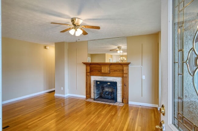 Building Photo - MOVE-IN SPECIAL- $300 OFF FIRST MONTH'S RENT!