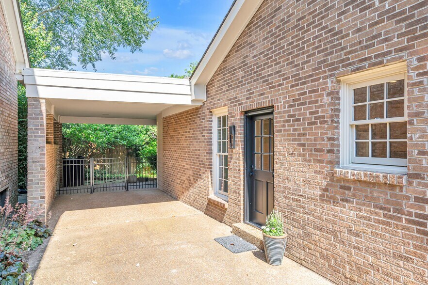 Building Photo - 204 Longwood Ct