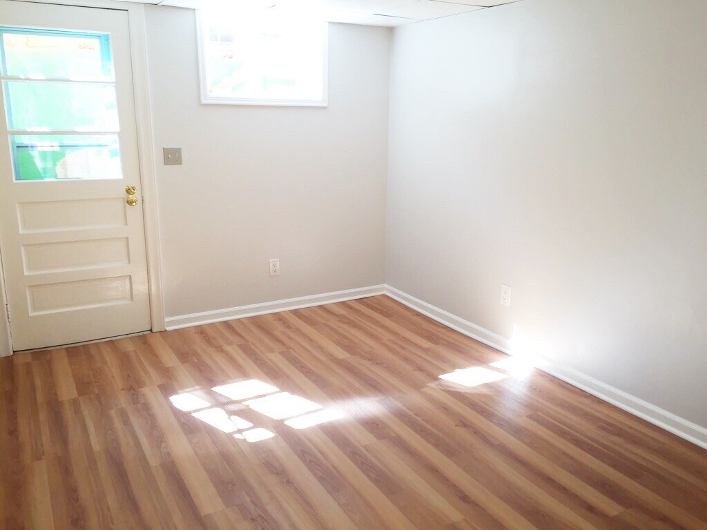 Living room + front door - 2323 Crestmont Ave