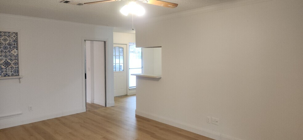 Building Photo - 605 E Applegate Dr