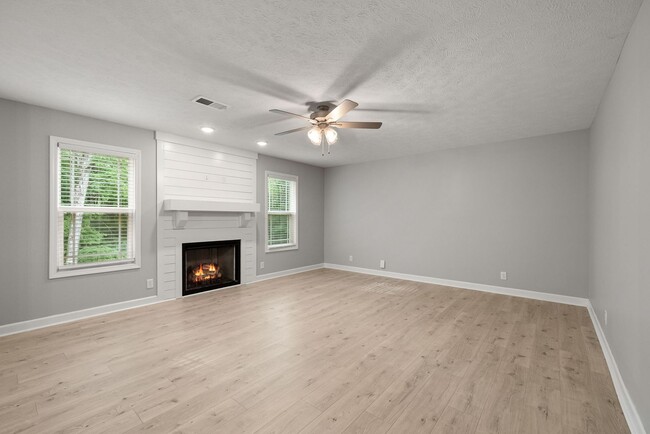 Building Photo - Pet Friendly Four Bedroom!