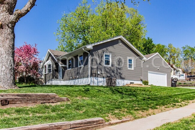 Building Photo - Pristine 4 Bedroom / 2 Bathroom Home | Wes...