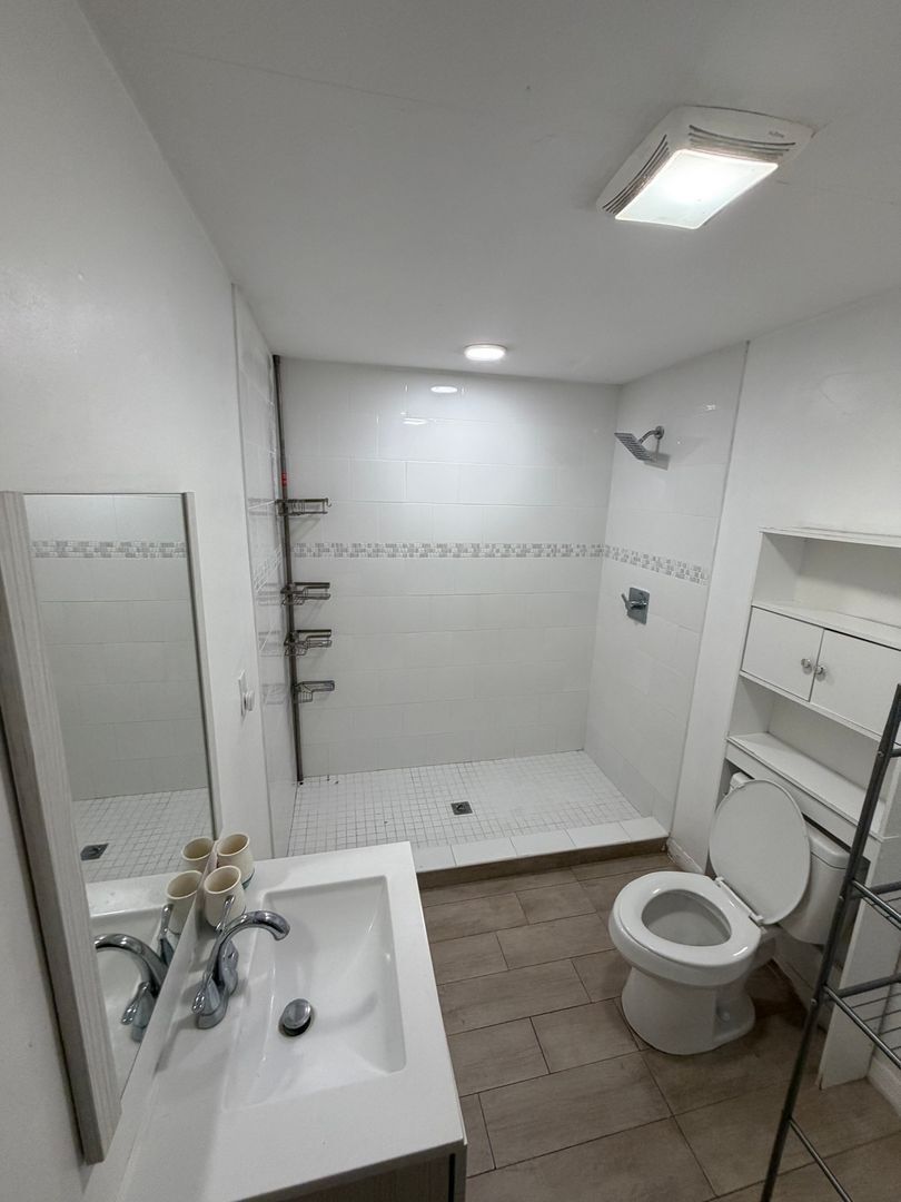 Building Photo - 502 W 9th St