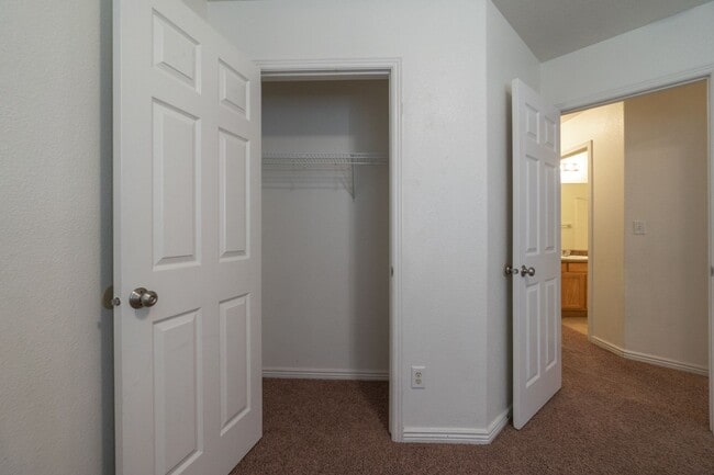 Building Photo - Hidden Valley Townhome For Rent!