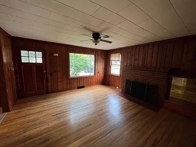 Building Photo - 2 bed 1 bathroom