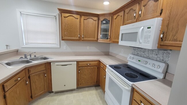 Building Photo - Welcome To An Adorable And Well-Maintained 3-Bedroom Home