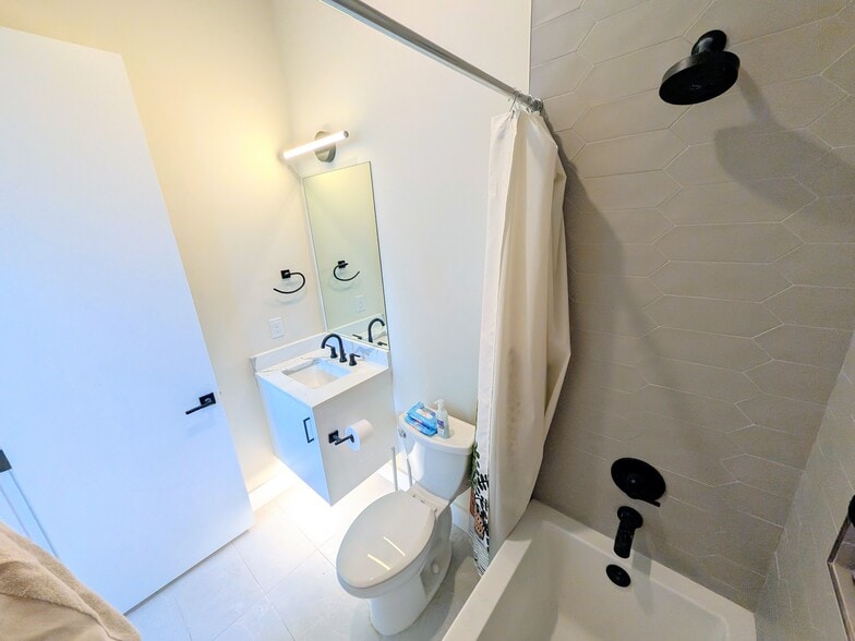 Building Photo - 1403 S Redondo Dr