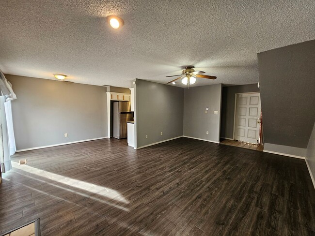 Building Photo - (2) Bed/(1.5) Bath Townhome Available NOW!