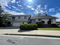 Building Photo - 1095 Robin Cir