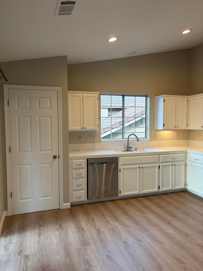 Building Photo - Beautiful House in a Great Neighborhood!