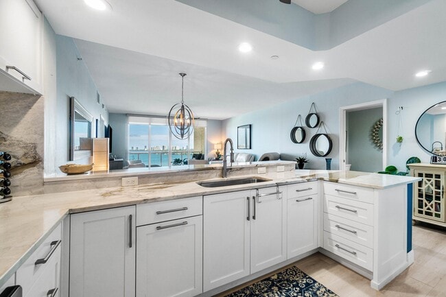 Building Photo - 2650 Lake Shore Dr